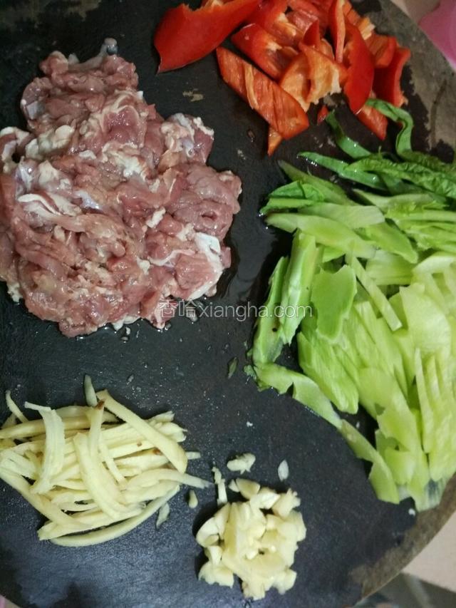 牛肉洗净切片，莴笋去皮切片，红椒去籽切片，姜切丝，大蒜拍碎