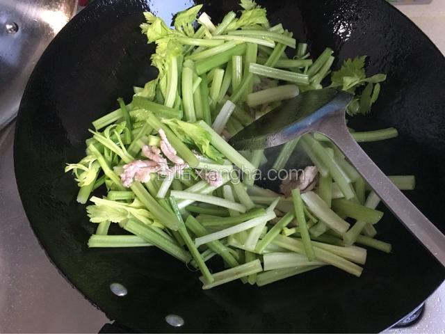 炒至肉丝变色，倒入芹菜继续大火翻炒，