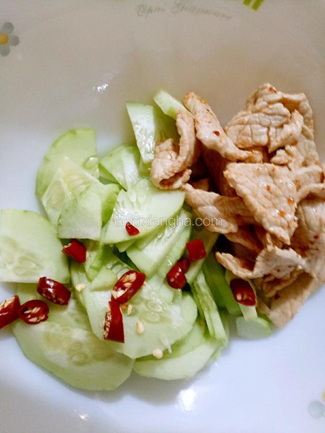 腌制好的肉片放黄瓜片中