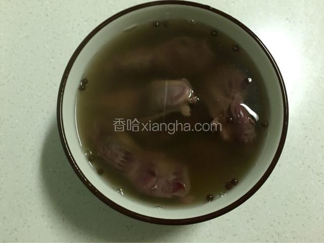 煮好的鸭胗和盐水，一起倒在碗里浸泡4小时以上即可食用。（例如：早上煮的，浸泡至晚餐食用就入味了）