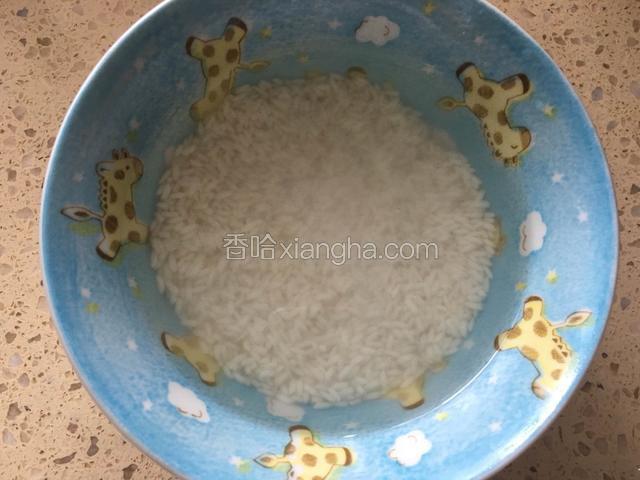 长糯米淘洗干净提前浸泡4小时以上。