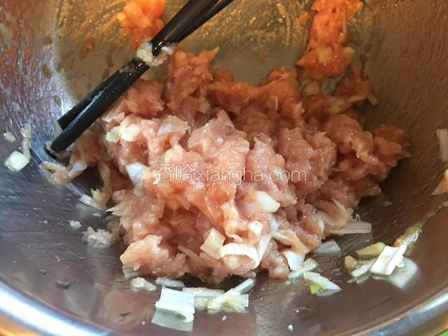 猪肉馅里放入葱及所有调味料顺时针搅拌上劲儿，备用。