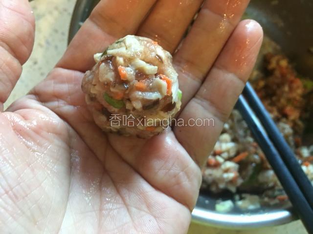 取适量的搅拌好的馅的，团成小丸子状，大小自定。
