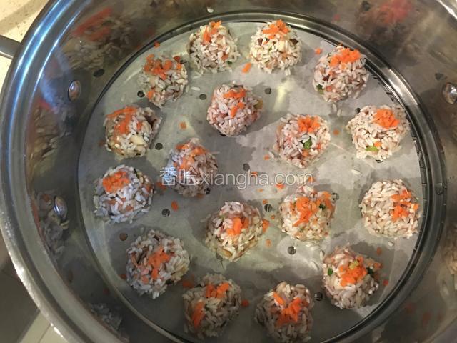 依次做好所有的糯米丸子，顶部放适量的胡萝卜丁做装饰。