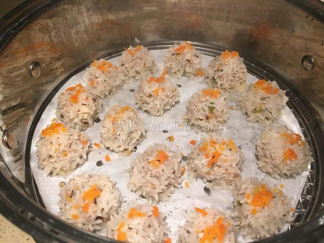 时间到，揭开锅盖，蒸糯米丸子就做好了。