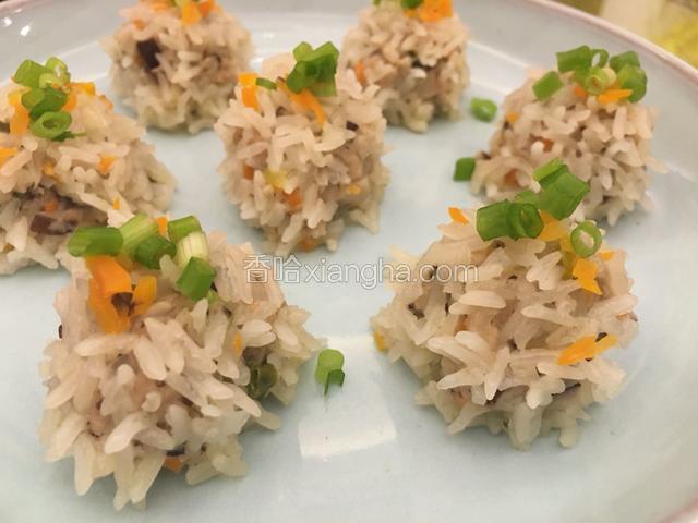 成品图。顶部撒适量小葱做装饰。