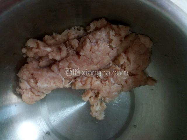 猪肉馅准备好。