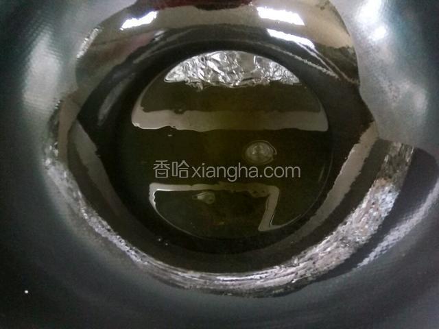 锅内放油烧热。
