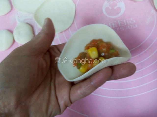 饺子皮打上馅。