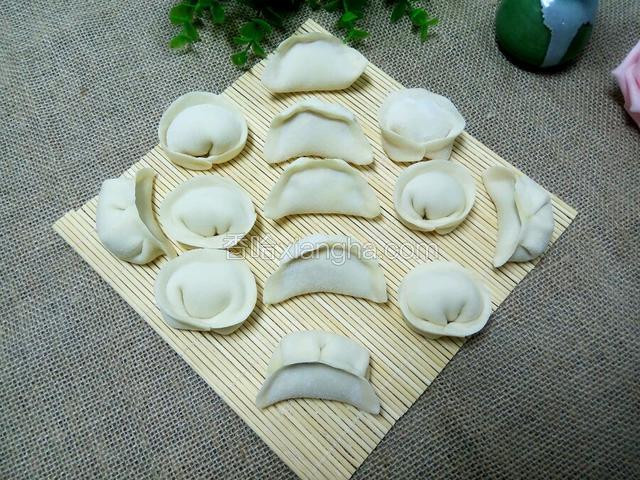 依次包好所有的饺子。（2种，其中元宝形的是另一项饺子任务）