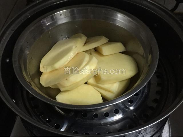 土豆切片，上蒸锅，蒸软烂