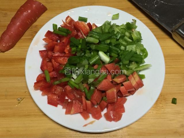 准备辣椒，葱花，胡萝卜切丁（可以加上腊肉，玉米之类，食材任意搭配自己喜欢的种类）