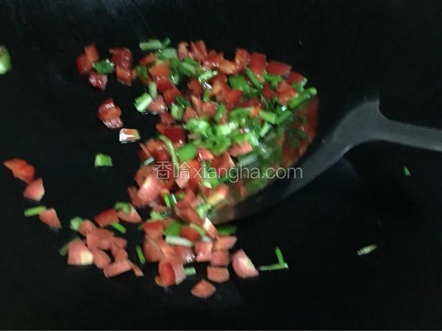 锅里烧15ml左右的油，倒入盘中的食材翻炒