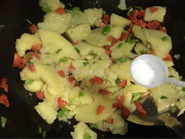 倒入土豆片，用锅铲按压烂，加入盐翻炒均匀