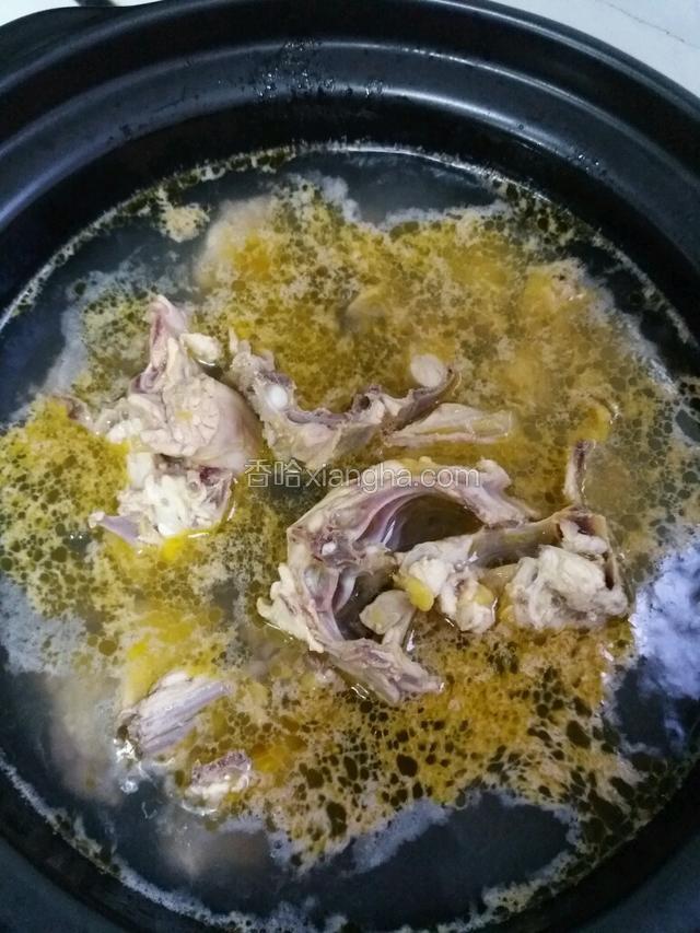 燒開開水把雞骨架下鍋飛水，撈起備用