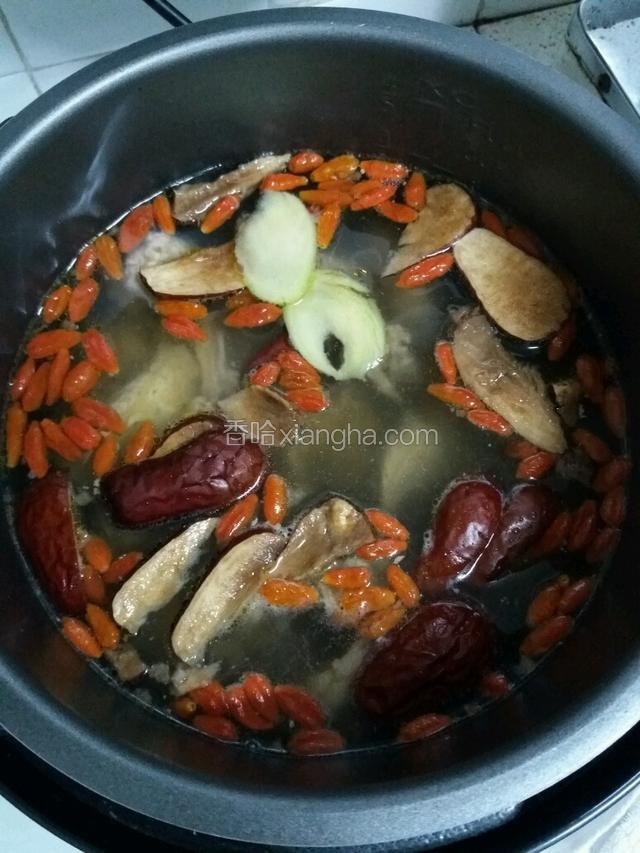 凍水下鍋，把飛水的雞骨架，栗子，枸杞，紅棗(去核)，蜜棗，薑片，一起下鍋，電壓力鍋調至煲湯位置即可(如用瓦鍋先大火燒開再轉小火煲1.2-1.5小時)