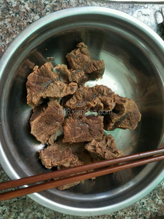 用筷子夹出牛肉；（牛肉汤可以煮面，汤米粉用）