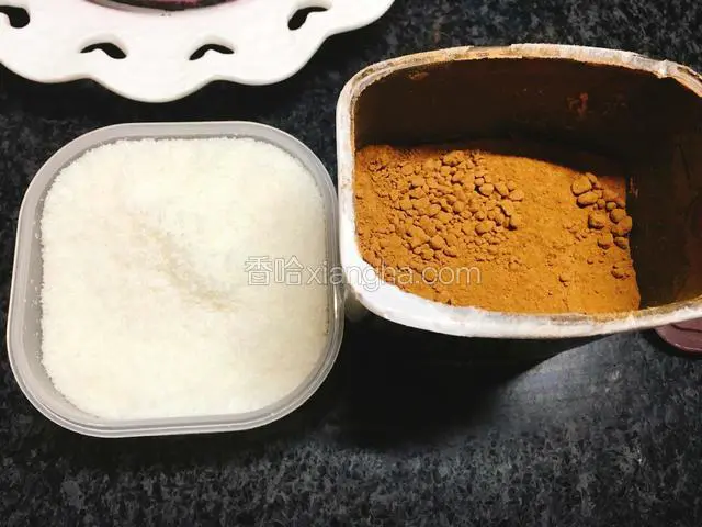 用椰蓉和可可粉装饰。