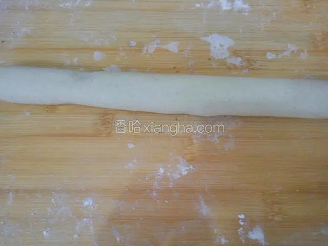 再揉十分钟，把面团搓成长条
