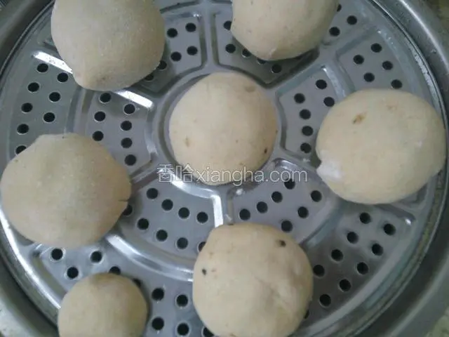 凉水上锅，水开蒸二十五分钟后关火，三分钟后揭开锅盖。