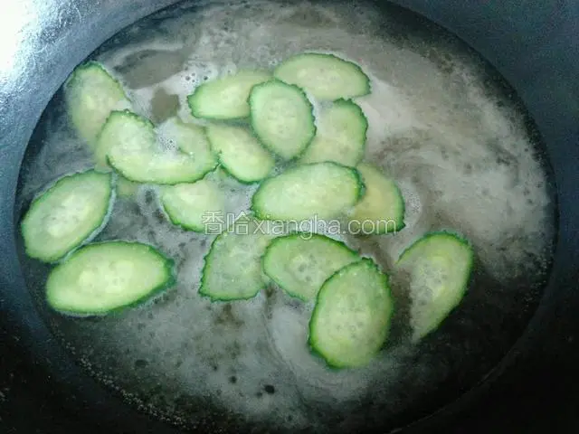 放入适量盐，醋，味极鲜。