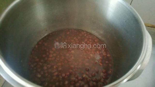 红豆提前浸泡几小时用高压锅煮熟，可以加入适量糖