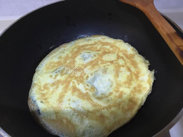 锅中倒入适量食用油，倒入鸡蛋液煎成蛋饼