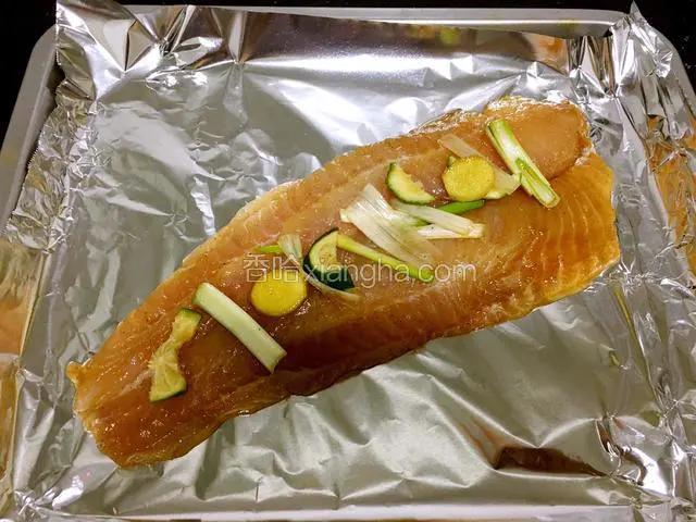 烤盘铺锡纸，腌制好的龙利鱼放入烤盘。佐料也放在上面。