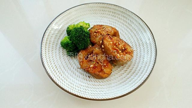 可以把西兰花焯熟后搭配在一起摆盘。