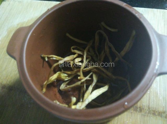 把黄花菜放入炖罐。