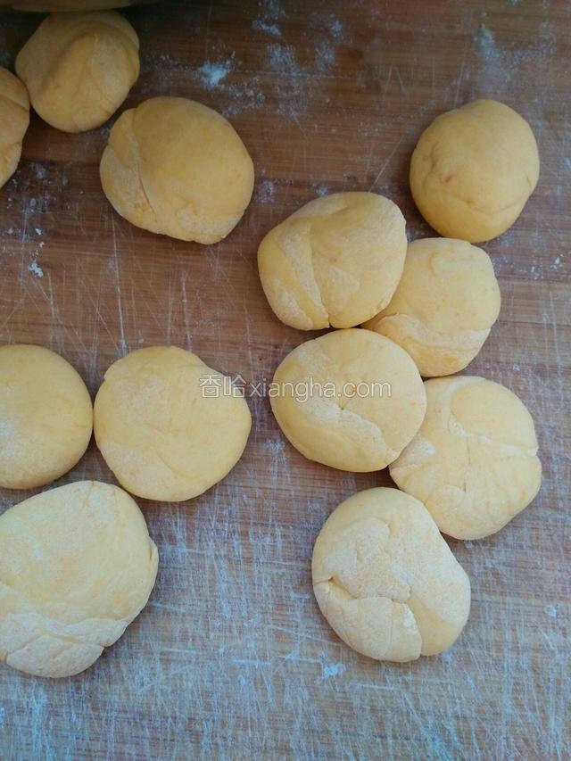 饧好的面团揪成面剂，揉圆按扁