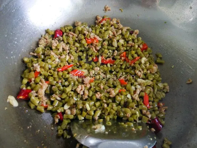 在倒入酸豆米翻炒均匀，再加上一小勺白糖，淋少许水翻炒至白糖化开即可