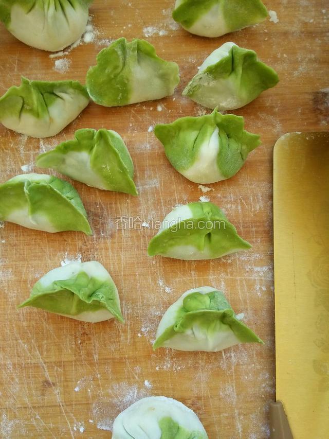 包好饺子，从中间挤一下让饺子有个造型