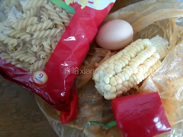 准备材料，胡萝卜盖住没拍到