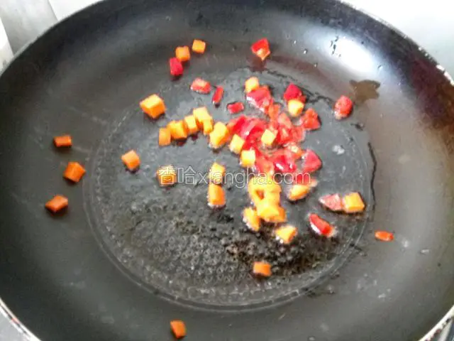 锅油热，煸炒辣椒，胡萝卜