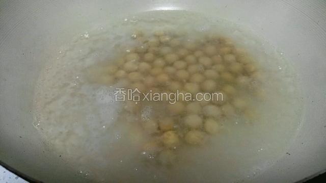 锅里水烧开，加入小圆子，煮5分钟