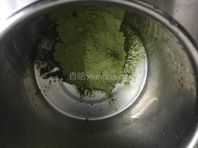 抹茶粉➕少许开水搅拌粘稠加入牛奶里面搅拌均匀