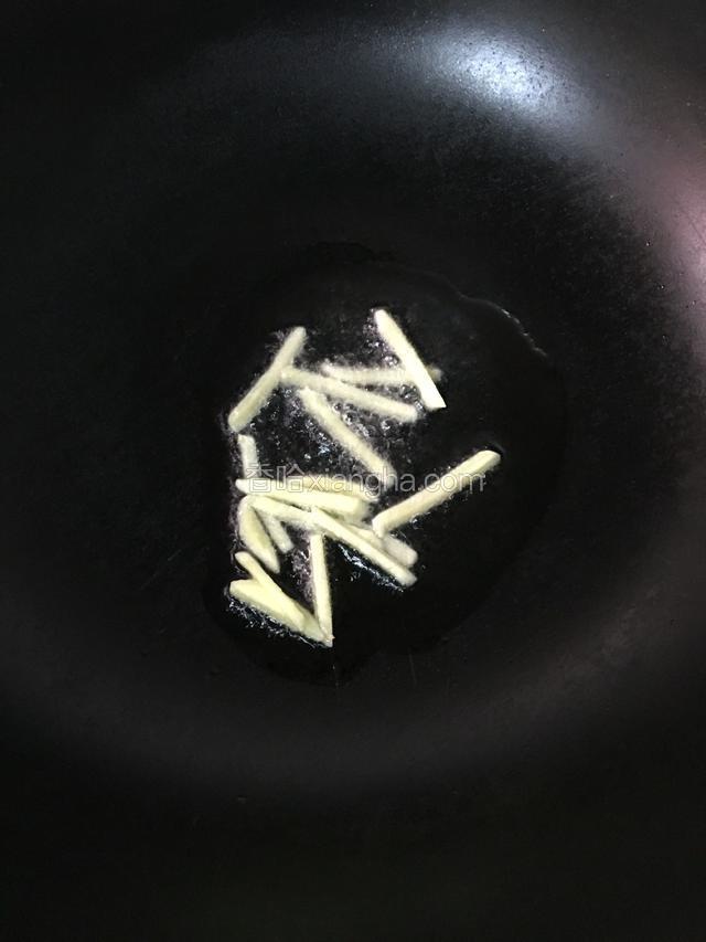 锅里下少许油，热后下姜煎至微黄