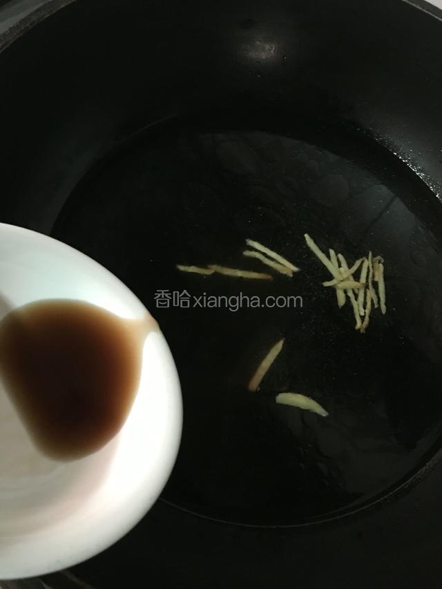 加入水，再加入料酒，白糖，盐和海虹