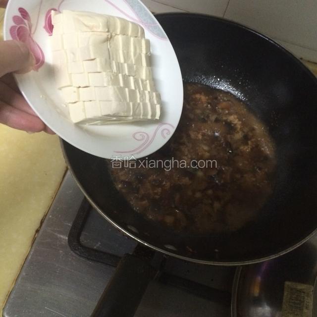 沸腾后加入豆腐