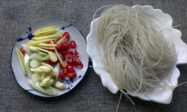 葱姜蒜辣椒切好备用，粉条提前泡软。