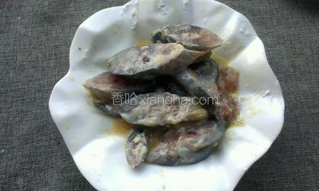 切好的鱼里，放蛋清，胡椒粉，料酒，淀粉拌匀腌制１０分钟