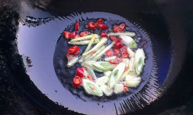 炒锅热油，放葱姜蒜辣椒爆香