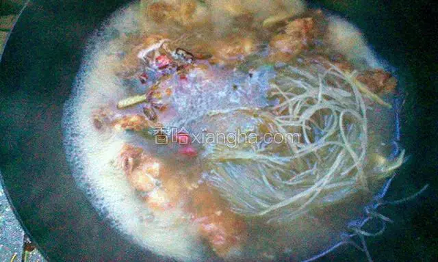 大火烧开，把粉条放入，调入盐，胡椒粉，白糖，鸡精