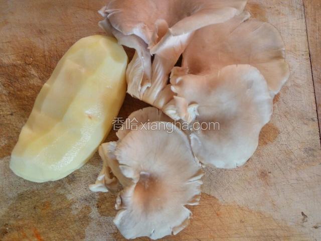 准备蘑菇洗净，土豆去皮洗净