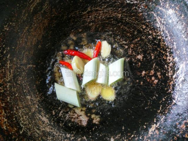 锅中注入适量油，五成热爆香葱姜蒜 干辣椒