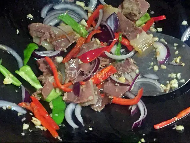 倒入其余辅料翻炒均匀（加入少许盐，或者酱油，如果肉泡过水还是很有盐味儿，就不需要加其他调料了）