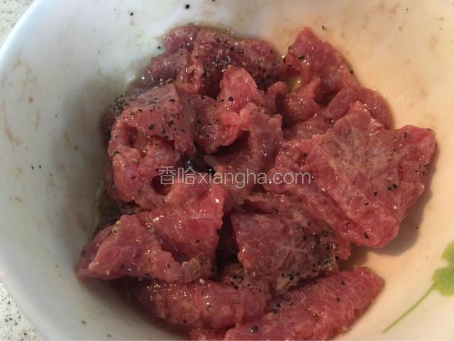 牛肉用油、生抽、生粉、黑胡椒碎、少许盐腌制15分钟左右！