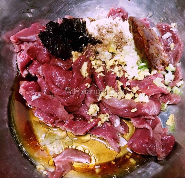 牛肉放入拌盆内加入豆瓣酱、豆腐乳、葱姜蒜末、花椒面、料酒、生抽、香油、鸡精