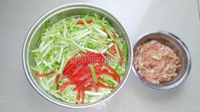 准备食材，肉丝码味，生抽，料酒，芡粉